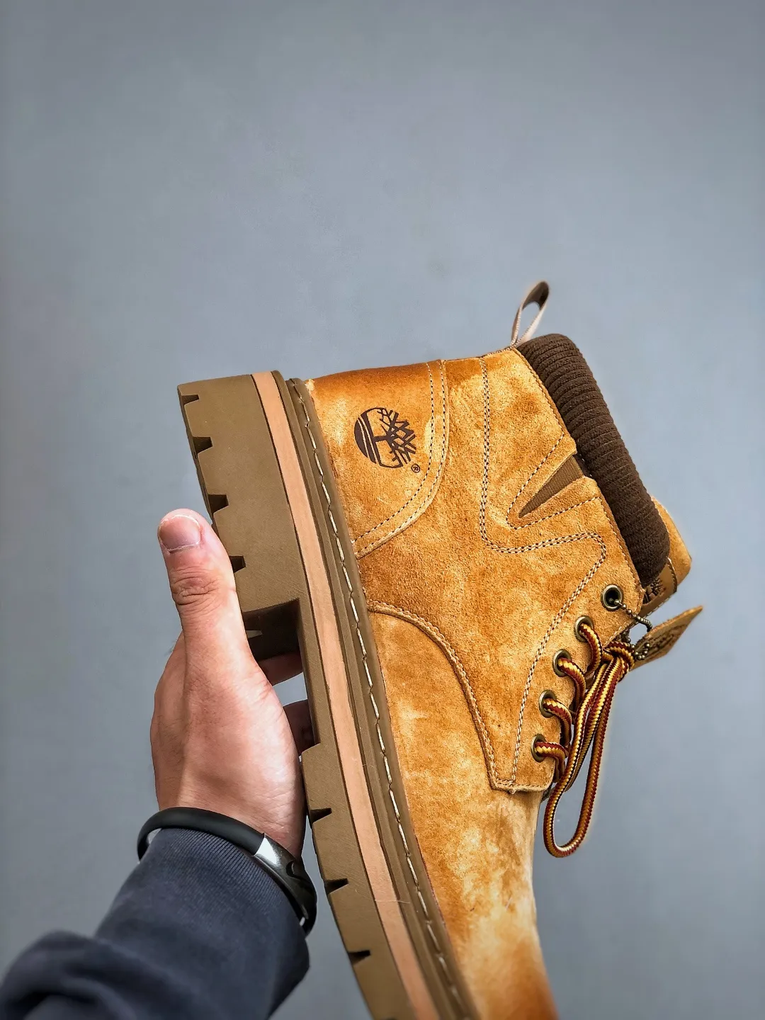 Local 💰560 supports store opening. New goods 🚀 #Timberland Timberland/Timberland classic outdoor casual rhubarb boots series. Guangdong factory quality. Original box and original packaging. The fabric is made of Italian 🇮🇹 top-grade frosted fine-grained cowhide. It is paired with anti-odor and anti-corrosion genuine leather latex insoles to give you a perfect wearing experience. High-quality and durable. A must-have for sportsmen. Specially designed to treat those who are not handsome. High-quality and first-class foot feel. Size: 38-44 (leather shoe size)